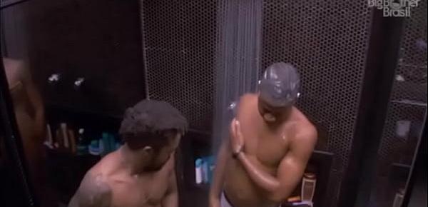  Big Brother Brasil - BBB - Homens Pelados tomando banho juntos